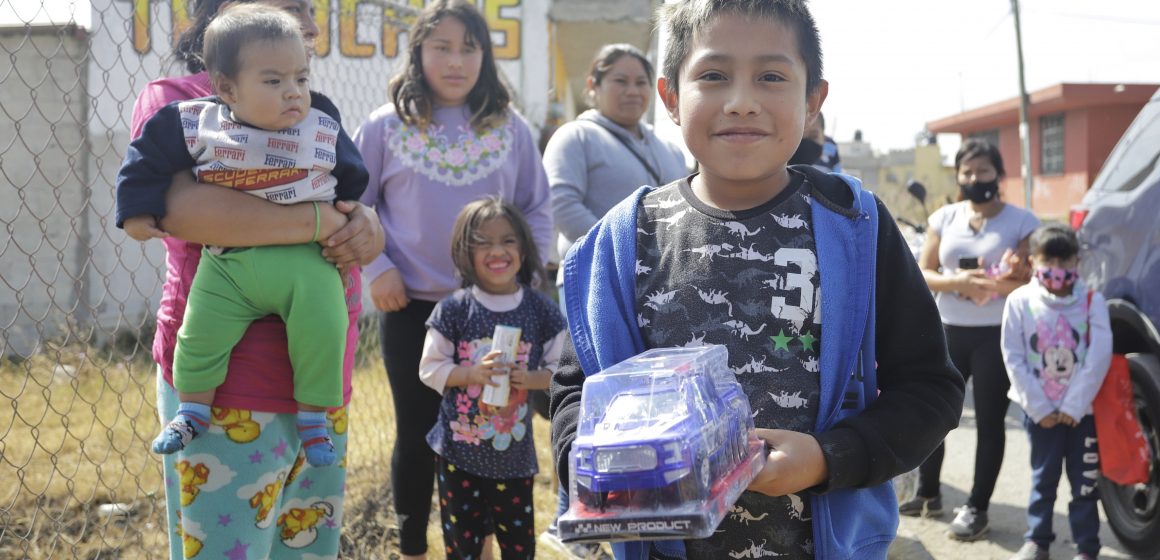 (VIDEO) Niños juegan con sus regalos de Día de Reyes