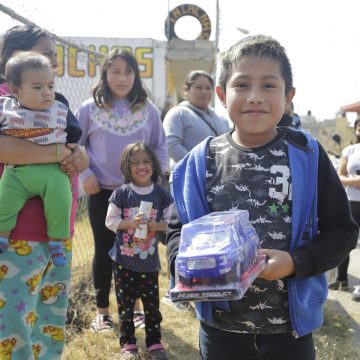 (VIDEO) Niños juegan con sus regalos de Día de Reyes