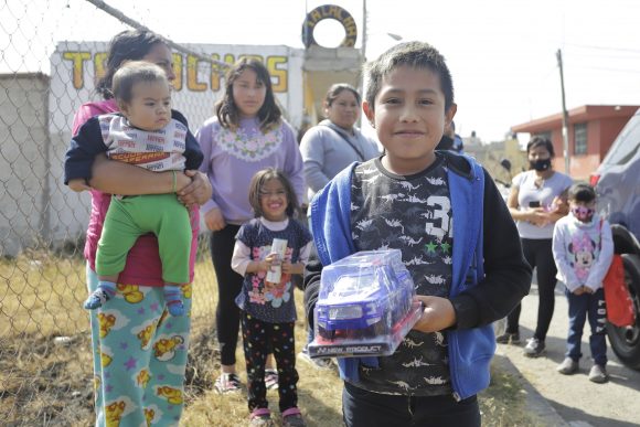 (VIDEO) Niños juegan con sus regalos de Día de Reyes