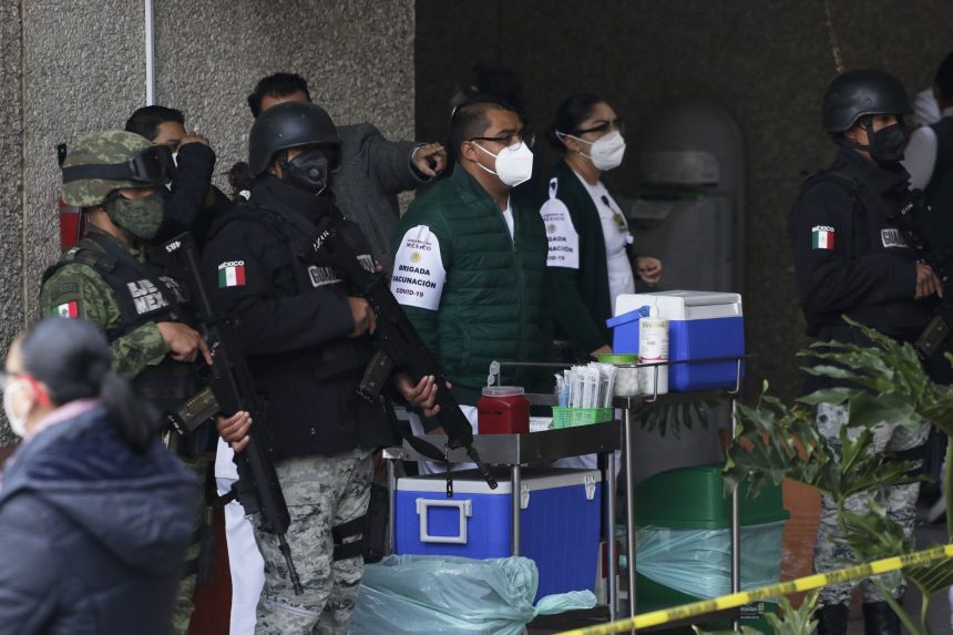 (FOTOS Y VIDEO) Personal de salud recibe vacuna en el Hospital IMSS La Margarita