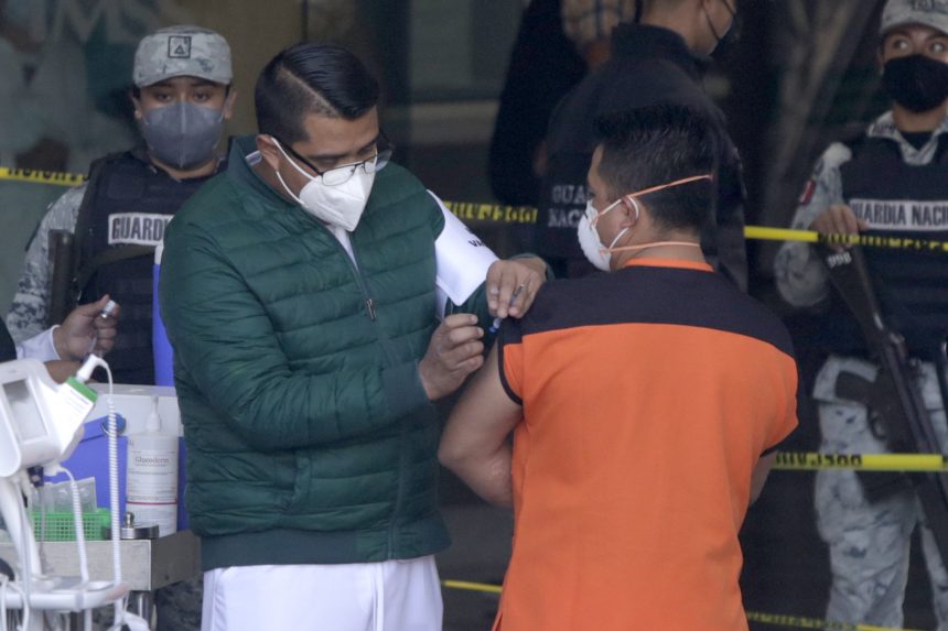 VACUNA COVID-19 . IMSS LA MARGARITA También Walmart ofrece sus espacios para que sean módulos de vacunación