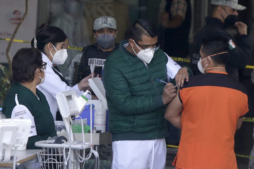 VACUNA COVID-19 Descubre según tu edad, la fecha y el lugar en la fila para recibir la vacuna ante el COVID-19