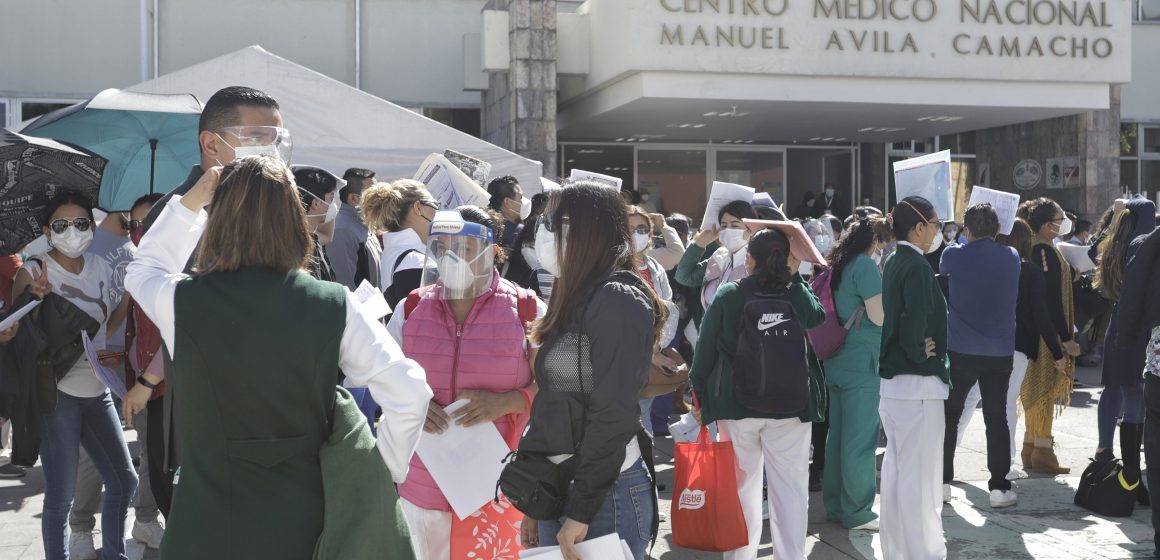 (FOTOS Y VIDEO) Largas filas de personal de salud para recibir vacuna