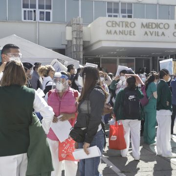 (FOTOS Y VIDEO) Largas filas de personal de salud para recibir vacuna