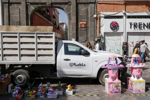 Ambulantes se desbordan con venta de juguetes en el centro