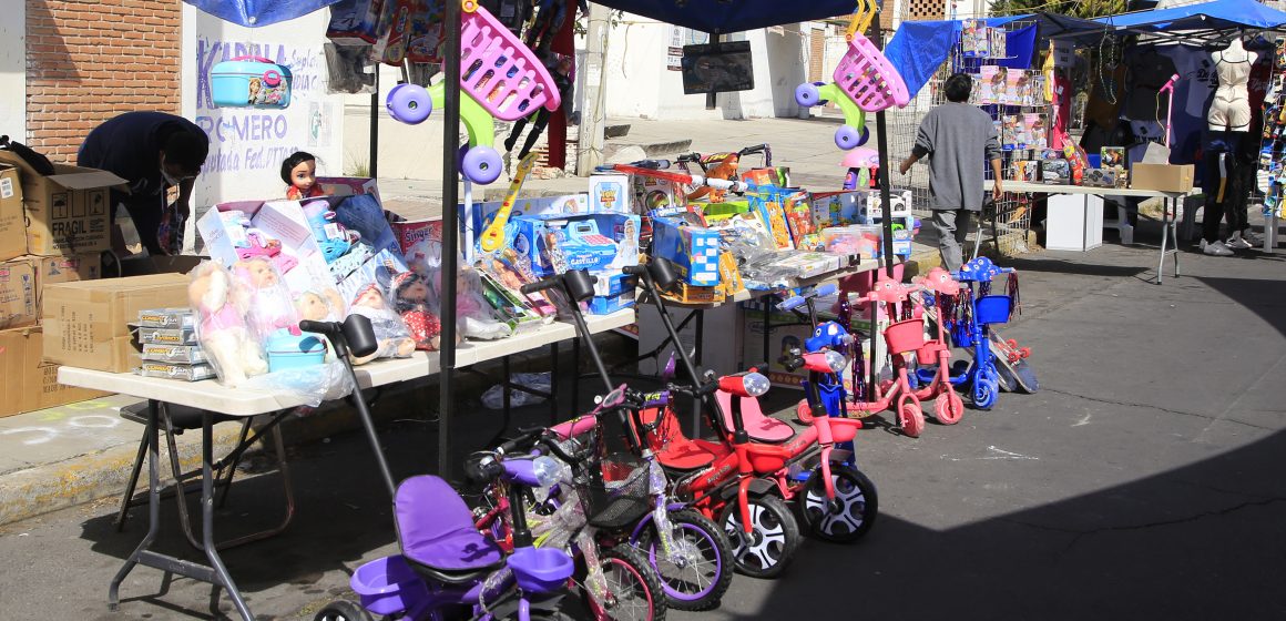 (FOTOS Y VIDEO) Se instalan pocos puestos de juguetes en La Margarita