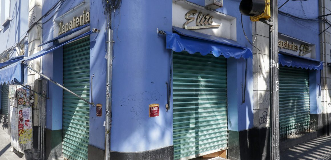 (FOTOS) Crisis por pandemia obliga a cerrar sus puertas de zapatería “Élite”