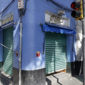 (FOTOS) Crisis por pandemia obliga a cerrar sus puertas de zapatería “Élite”