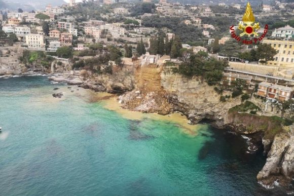 Ataúdes flotan en el mar por derrumbe de cementerio