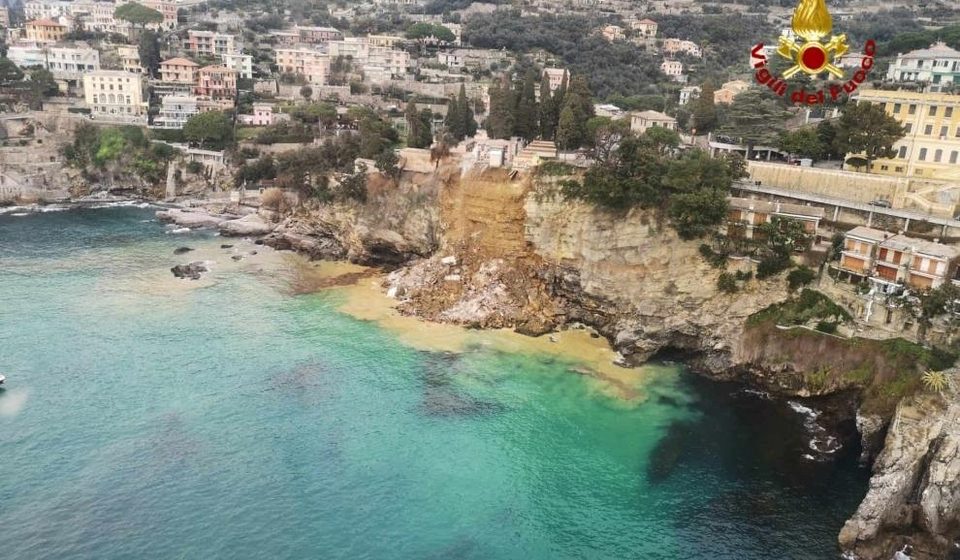 Ataúdes flotan en el mar por derrumbe de cementerio