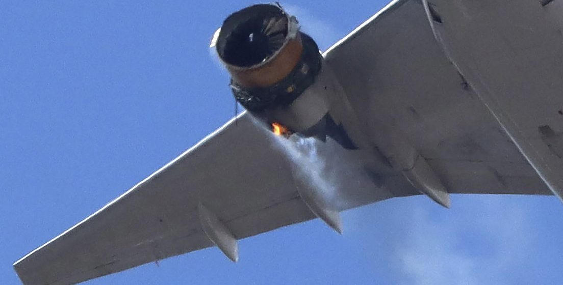 Se incendia motor de un Boeing 777 en pleno vuelo en EE.UU.