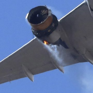 Se incendia motor de un Boeing 777 en pleno vuelo en EE.UU.