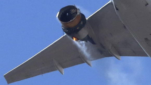 Se incendia motor de un Boeing 777 en pleno vuelo en EE.UU.