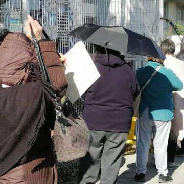 (FOTOS) Caos, frío y 12 horas pasaron los abuelitos en la espera de recibir la vacuna Anti Covid