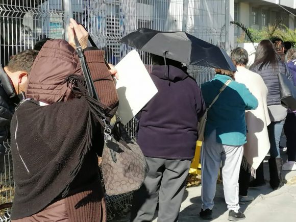 (FOTOS) Caos, frío y 12 horas pasaron los abuelitos en la espera de recibir la vacuna Anti Covid
