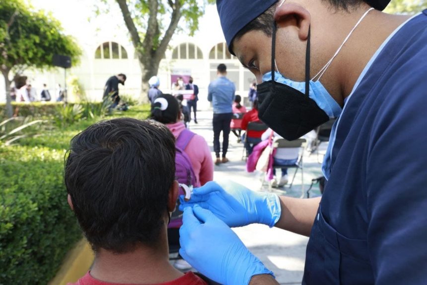 Ayuntamiento de Puebla mejora calidad de vida de más de 200 personas con aparatos auditivos