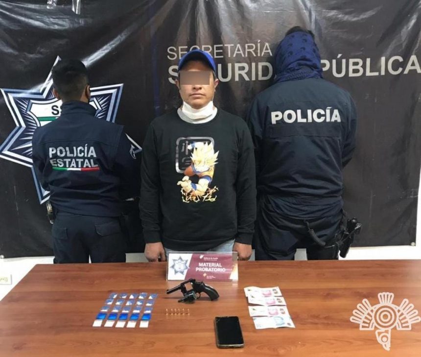 Policía Estatal detiene a hombre con aparente cocaína