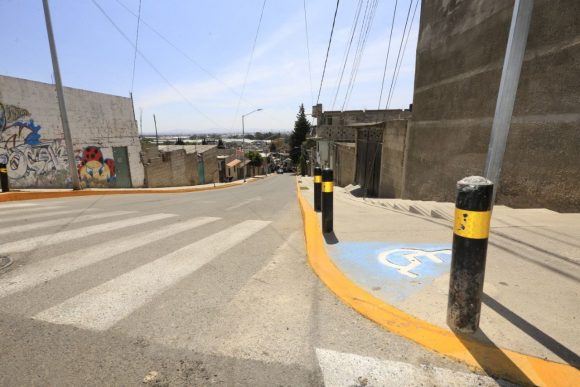 Ayuntamiento de Puebla rehabilita con concreto asfáltico avenida en San Pablo Xocimehuacan