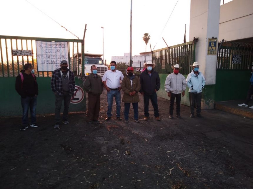 (FOTOS)Cae 148 pesos el precio de la tonelada de azúcar y cañeros bloquean bodegas en Puebla