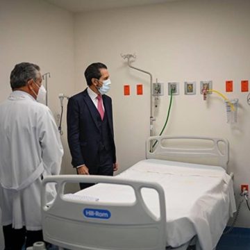 Entrega el rector Alfonso Esparza 18 nuevas camas a la Unidad de Atención de Enfermedades Respiratorias Agudas del HUP