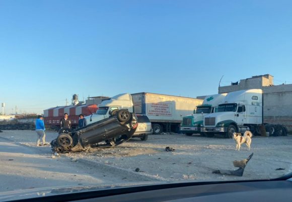 Peugeot volcó y derribó poste entre la autopista y puente Xonacatepec