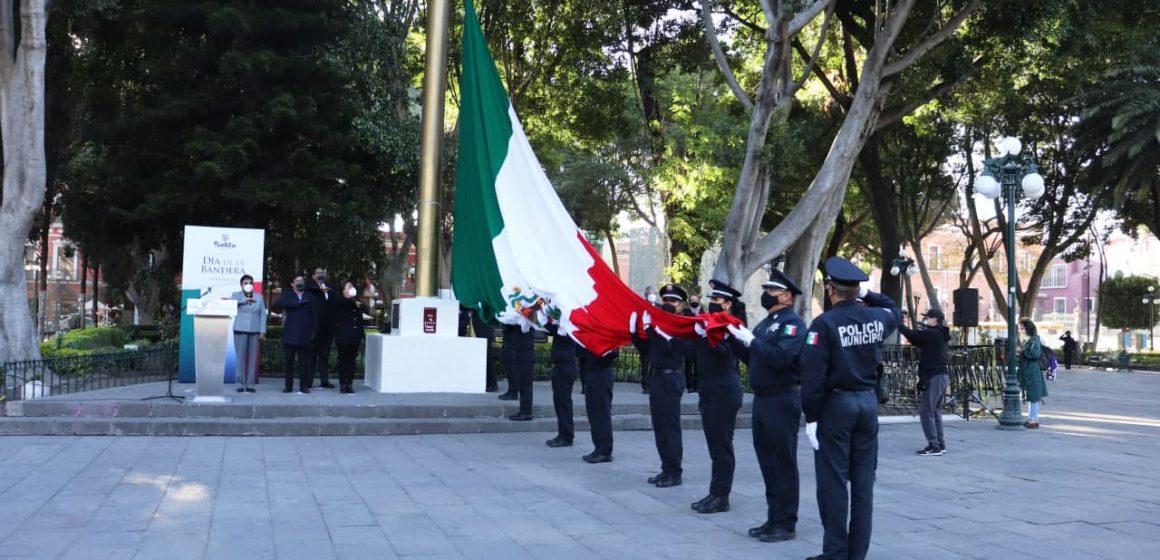 Conmemora Ayuntamiento de Puebla Día de la Bandera con acto cívico en el Zócalo