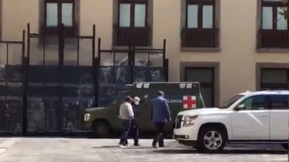 (VIDEO) Reaparece el presidente López Obrador caminando por Palacio Nacional con cubrebocas