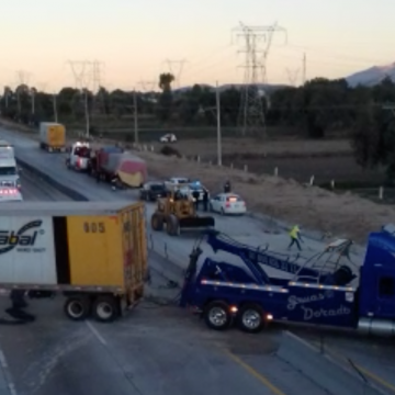 (VIDEO) Volcadura de trailer bloqueó varias horas la Puebla-Orizaba