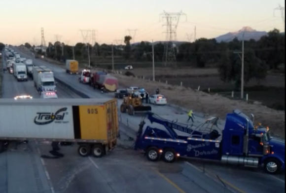 (VIDEO) Volcadura de trailer bloqueó varias horas la Puebla-Orizaba