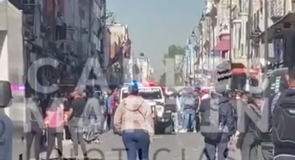 (VIDEO) Ayuntamiento y ambulantes pelean por el control del centro de Puebla