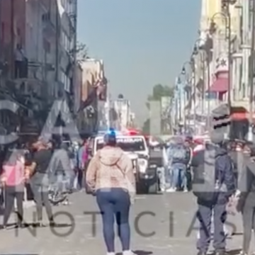 (VIDEO) Ayuntamiento y ambulantes pelean por el control del centro de Puebla