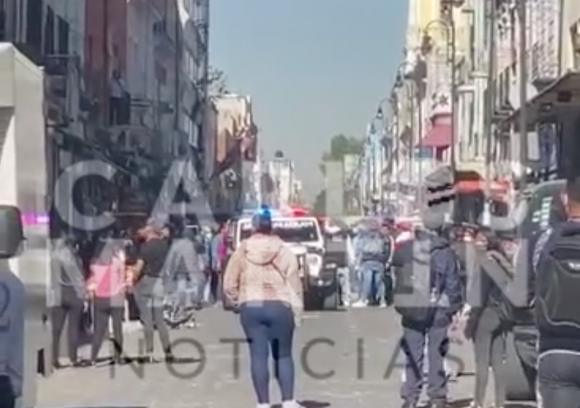 (VIDEO) Ayuntamiento y ambulantes pelean por el control del centro de Puebla