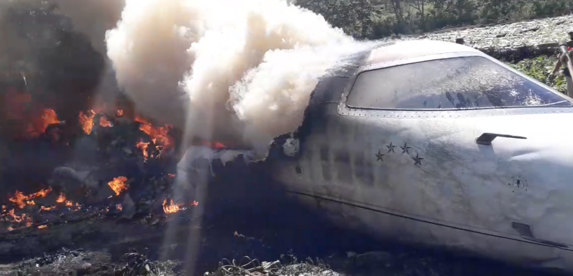 (VIDEOS) Desploma avioneta de la Fuerza Aérea en Xalapa; reportan muertos