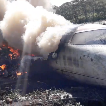 (VIDEOS) Desploma avioneta de la Fuerza Aérea en Xalapa; reportan muertos
