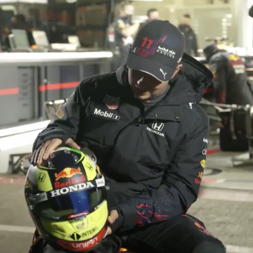 Presenta Checo Pérez su nuevo casco de Red Bull