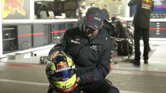 Presenta Checo Pérez su nuevo casco de Red Bull