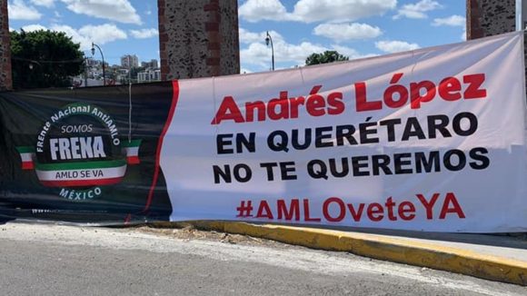 (VIDEO) Simpatizantes y opositores de AMLO chocan afuera del Hospital General de Querétaro