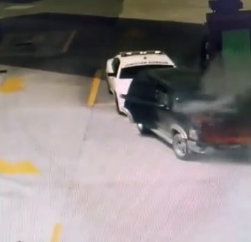 (VIDEO) Guardia Nacional retiró camioneta que se incendiaba en gasolinera