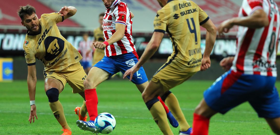 Chivas venció a Pumas en duelo de necesitados