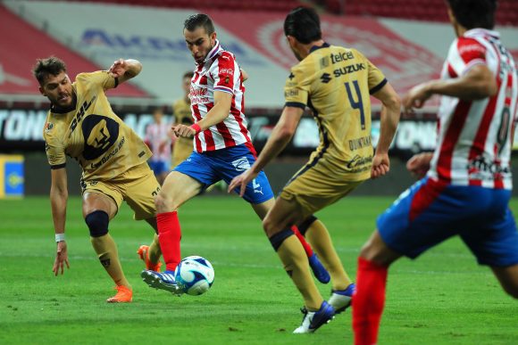 Chivas venció a Pumas en duelo de necesitados