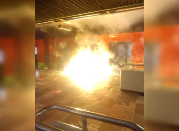 (FOTOS Y VIDEO) Se incendia metro en CDMX; no hay lesionados