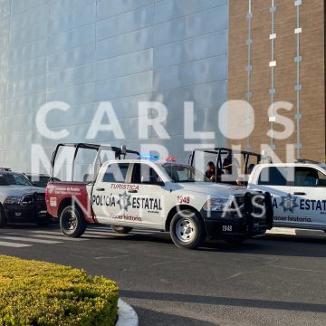 (FOTOS) Detiene a dos personas en el centro comercial Angelópolis