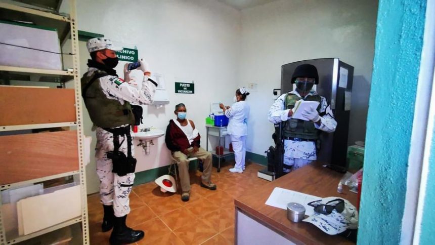 Con largo ayuno pero contentos abuelitos mixtecos reciben vacuna Anticovid