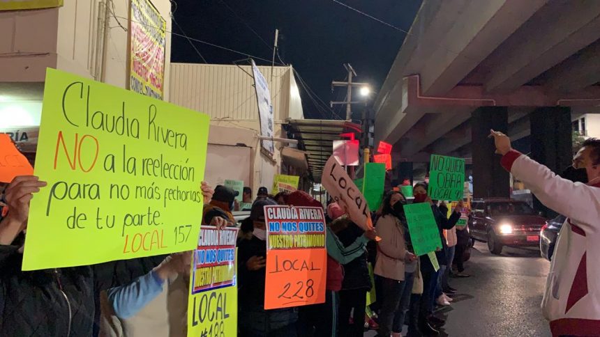 (VIDEOS) Locatarios del mercado Amalucan montan guardias para evitar demolición