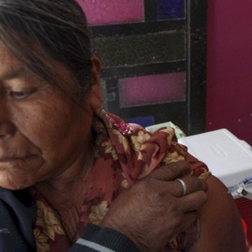 Adultos mayores de la Mixteca, primeros en ser vacunados contra Covid en Puebla