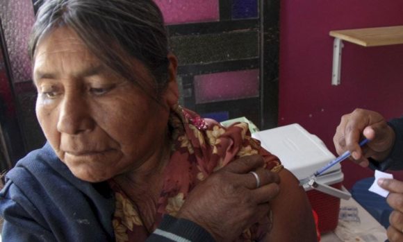 Adultos mayores de la Mixteca, primeros en ser vacunados contra Covid en Puebla