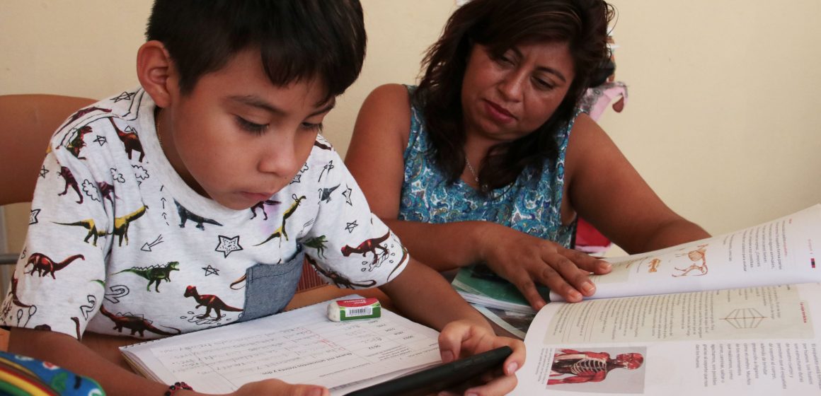 Padres de familia y alumnos deben hacer un esfuerzo para que se mantenga la matricula escolar: Barbosa Huerta