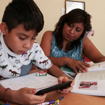 Padres de familia y alumnos deben hacer un esfuerzo para que se mantenga la matricula escolar: Barbosa Huerta