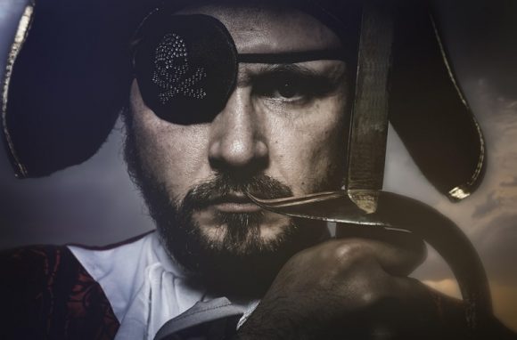 ¿Por qué los piratas usaban un parche en el ojo?