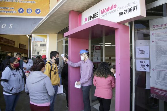 (VIDEO) Continúan las largas filas en módulos del INE para realizar trámites